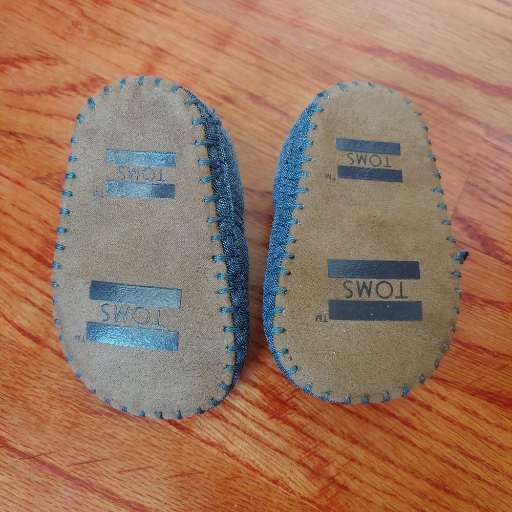 Toms Crib Shoes Baby Infant Size 2 Denim Fabric Soft Soles Hook And Loop Closure